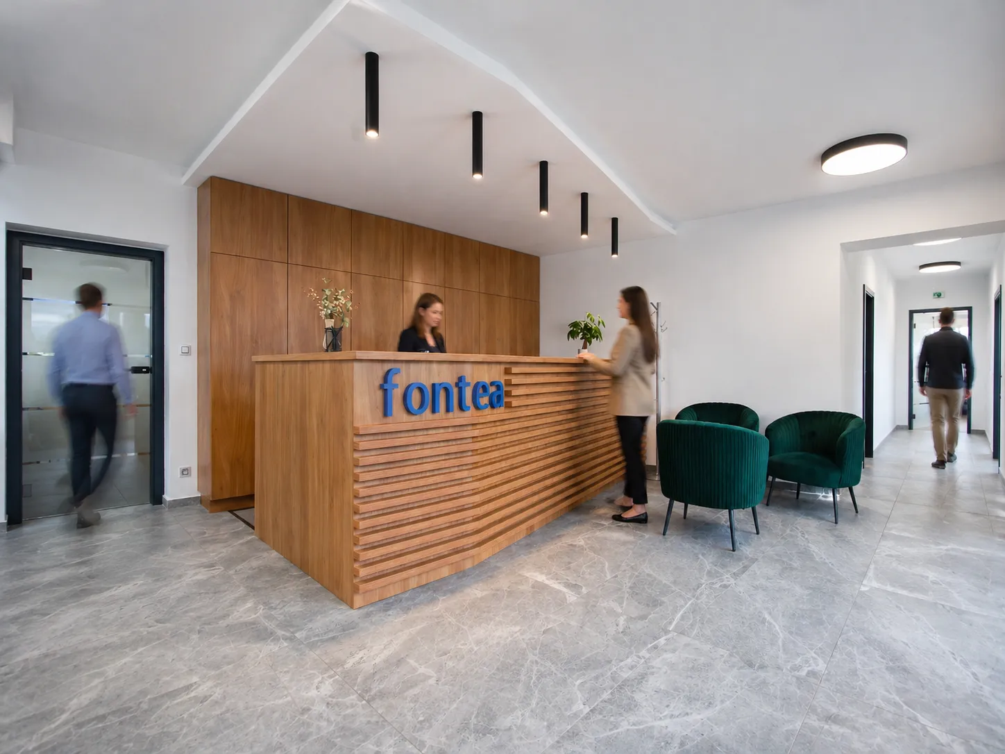 Recepce — dřevěný pult s logem Fontea